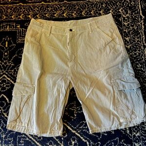 Levi’s Seersucker cargo shorts (long)